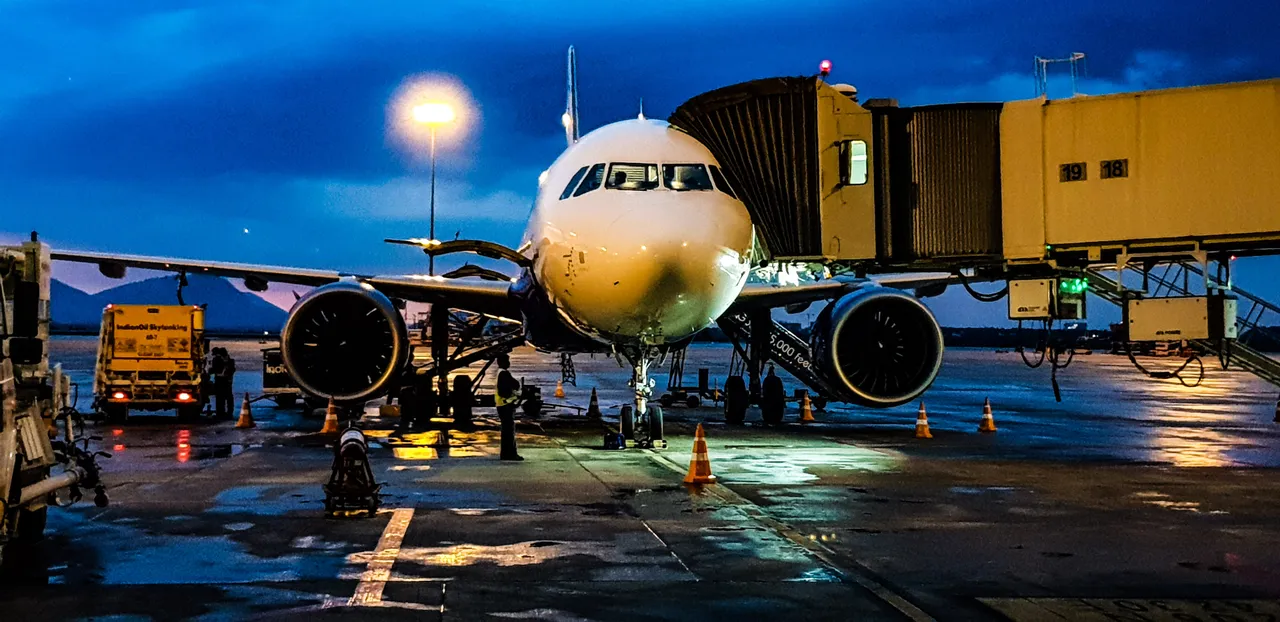 Flugzeug bei Nacht am Gate eines deutschen Flughafens