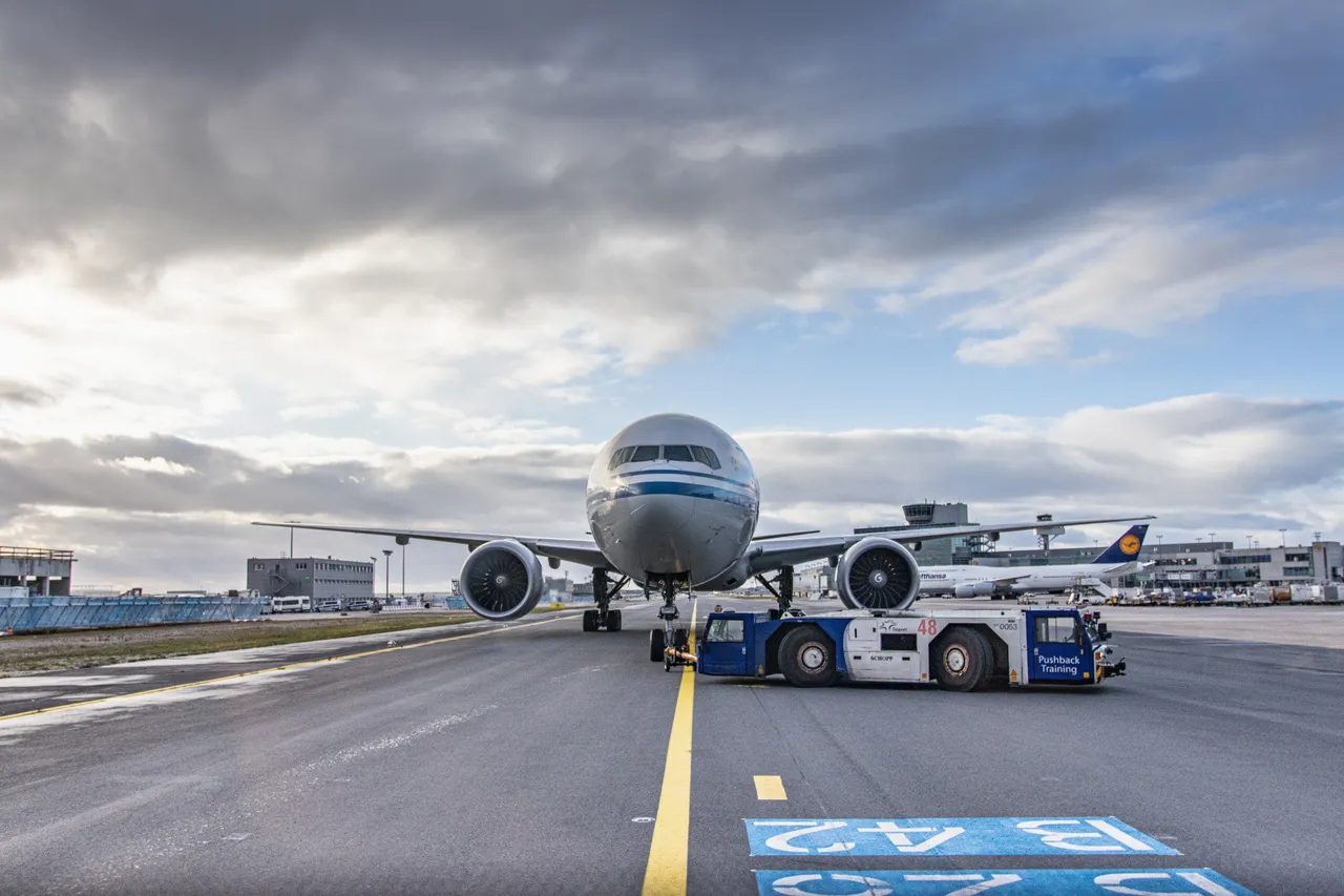 Flugzeug auf dem Vorfeld am Flughafen München (MUC)