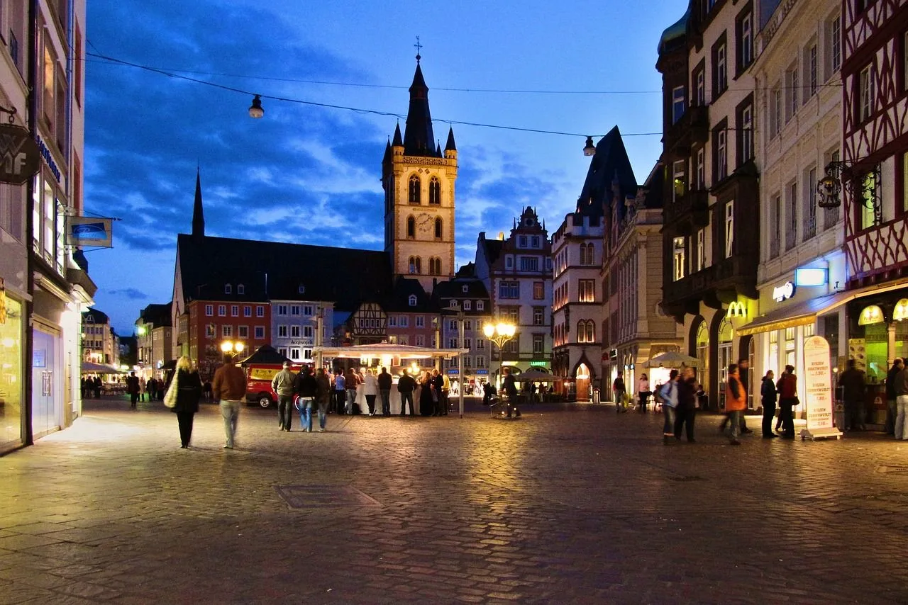 Trier Innenstadt bei Nacht mit vielen Personen
